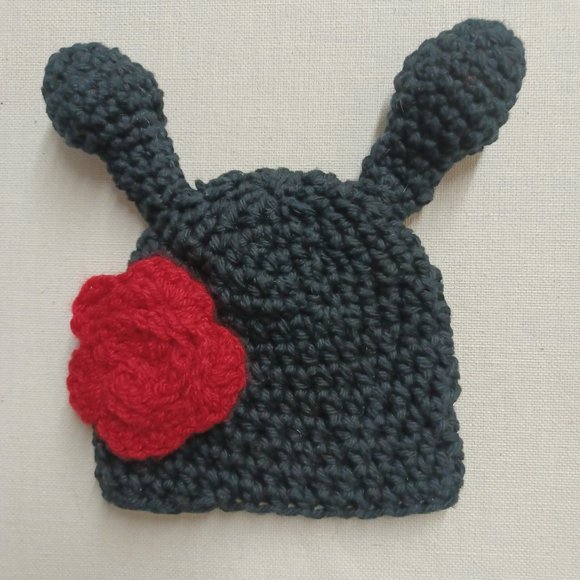 Baby knitted lady bug hat, with red flower - Picture 3 of 5